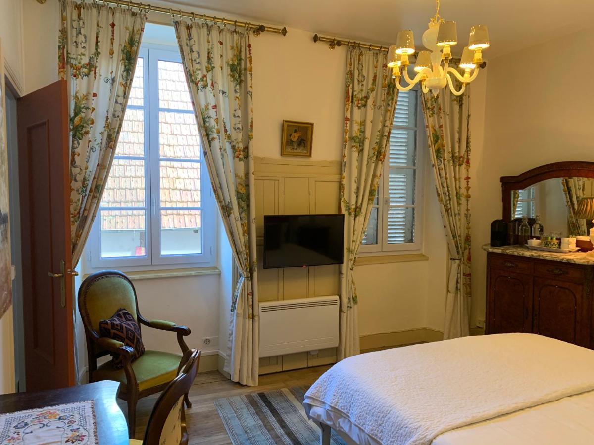 La Grenouille Noire Hotel Marcillat-en-Combraille ภายนอก รูปภาพ