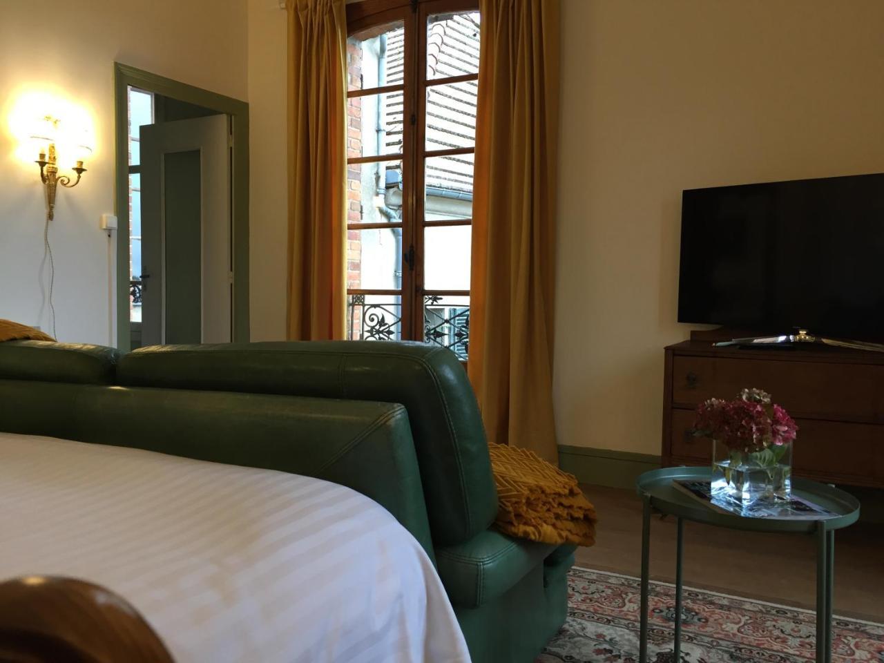 La Grenouille Noire Hotel Marcillat-en-Combraille ภายนอก รูปภาพ