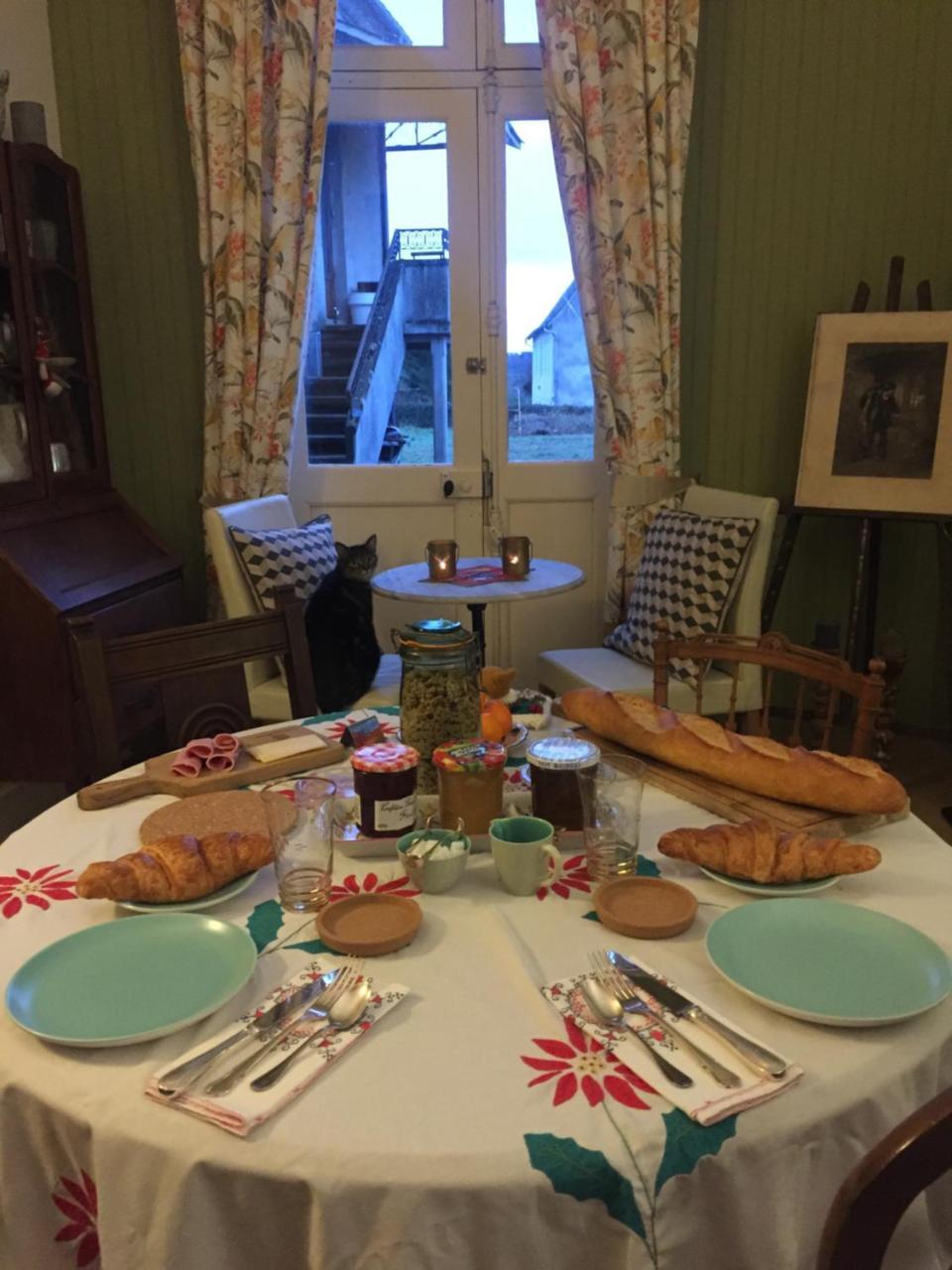 La Grenouille Noire Hotel Marcillat-en-Combraille ภายนอก รูปภาพ